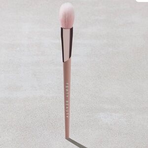 NIB/Fenty Beauty Precision Highlighter Brush(135)